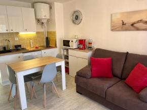 Appartement Rénové avec Clim, Parking, Piscine—Proche Commerces, Plage et Port au Cap d'Agde - FR-1-749-6